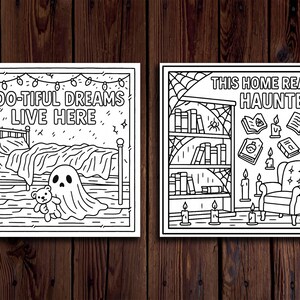 K&ouml;nnte beinhalten: Zwei schwarz-wei&szlig;e Halloween-Kunstdrucke. Einer zeigt ein Bett mit einem Geist und dem Text "BOO-TIFUL DREAMS LIVE HERE". Der andere zeigt ein B&uuml;cherregal, B&uuml;cher, Kerzen und den Text "THIS HOME READS HAUNTED".