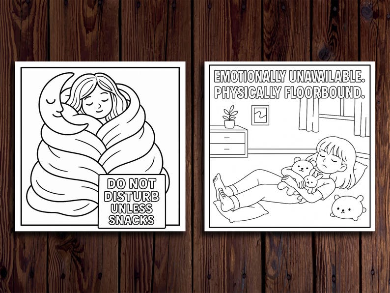 Op de afbeelding: Twee zwart-wit illustraties op een houten achtergrond. E&eacute;n toont een persoon gewikkeld in een deken met een halve maan, met de tekst "DO NOT DISTURB UNLESS SNACKS". De andere toont een persoon die ligt met de tekst "EMOTIONALLY UNAVAILABLE. PHYSICALLY FLOORBOUND."