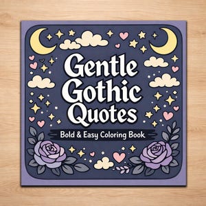 以下が含まれることがあります： 「Gentle Gothic Quotes」というタイトルの正方形の塗り絵で、濃い青色の背景です。表紙には白い文字、黄色の月と星、ピンクのハート、薄紫色のバラが描かれています。副題は「Bold & Easy Coloring Book」です。