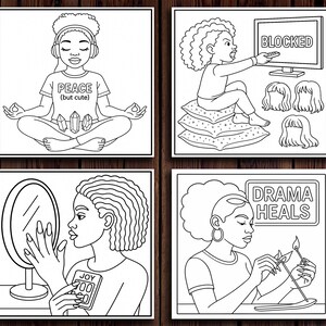 Puede incluir: Conjunto de cuatro ilustraciones en blanco y negro. El primer panel muestra a una persona meditando con auriculares y una camiseta que dice "PEACE (but cute)". El segundo panel muestra a una persona se&ntilde;alando un televisor que dice "BLOCKED". El tercer panel muestra a una persona mir&aacute;ndose en un espejo sosteniendo un tel&eacute;fono que dice "JOY". El cuarto panel muestra a una persona encendiendo una vela con el texto "DRAMA HEALS".