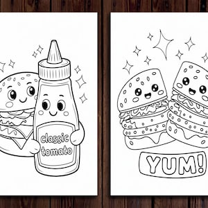 Pu&ograve; includere: Pagina da colorare in bianco e nero con due hamburger di cartoni animati con facce sorridenti e una bottiglia di ketchup con una faccia sorridente. La bottiglia di ketchup dice "classic tomato". Un hamburger sta tenendo la mano dell'altro hamburger. Il testo "YUM!" &egrave; sotto gli hamburger.