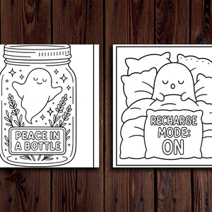 K&ouml;nnte beinhalten: Zwei Schwarz-Wei&szlig;-Illustrationen. Eine zeigt einen Geist in einem Glas mit dem Text "PEACE IN A BOTTLE". Die andere zeigt einen Geist, der sich auf Kissen ausruht, mit dem Text "RECHARGE MODE: ON".