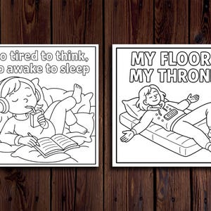 Op de afbeelding: Twee zwart-wit illustraties op een houten achtergrond. E&eacute;n toont een persoon in bed met een koptelefoon, een drankje en een boek, met de tekst "Te moe om te denken, te wakker om te slapen". De andere toont een persoon op een matras met de tekst "MIJN VLOER, MIJN TROON."