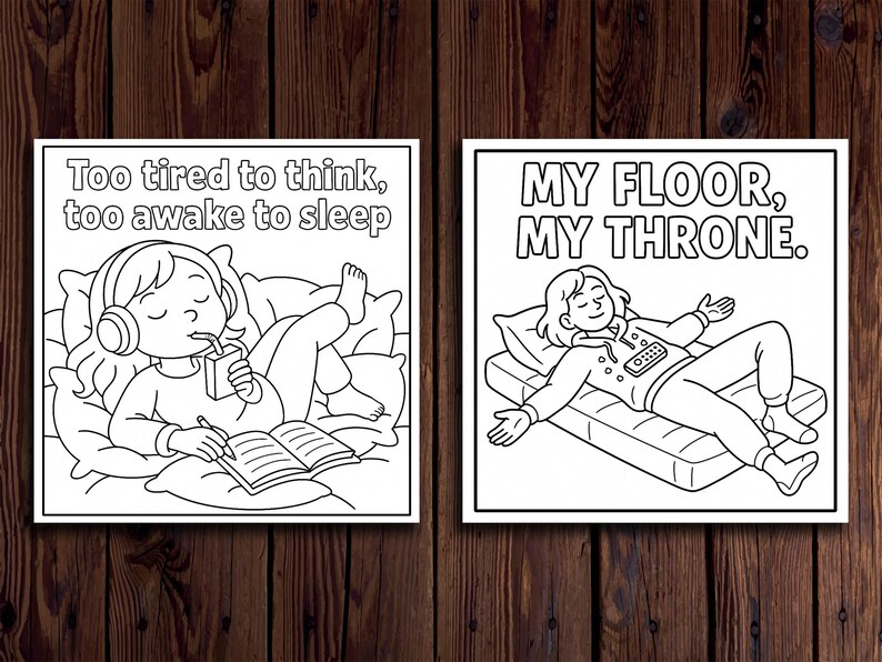 Op de afbeelding: Twee zwart-wit illustraties op een houten achtergrond. E&eacute;n toont een persoon in bed met een koptelefoon, een drankje en een boek, met de tekst "Te moe om te denken, te wakker om te slapen". De andere toont een persoon op een matras met de tekst "MIJN VLOER, MIJN TROON."