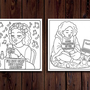 Puede incluir: Dos ilustraciones en blanco y negro. La primera muestra a una persona con rulos, parches para los ojos y un tel&eacute;fono, con el texto "I'M NOT OKAY BUT I LOOK AMAZING". La segunda muestra a una persona con el texto "MAIN CHARACTER OF THE MELTDOWN" y un port&aacute;til con la palabra "Feelings".