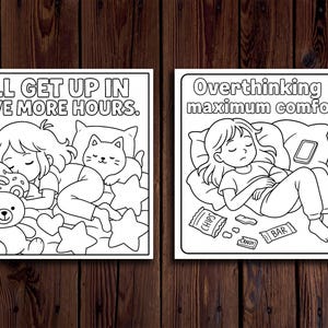 Op de afbeelding: Twee zwart-wit illustraties op een houten achtergrond. De linker afbeelding toont een persoon die slaapt met een kat, een teddybeer en de tekst "I'LL GET UP IN FIVE MORE HOURS." De rechter afbeelding toont een persoon die ligt met de tekst "Overthinking in maximum comfort."
