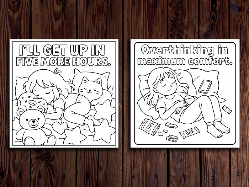 Op de afbeelding: Twee zwart-wit illustraties op een houten achtergrond. De linker afbeelding toont een persoon die slaapt met een kat, een teddybeer en de tekst "I'LL GET UP IN FIVE MORE HOURS." De rechter afbeelding toont een persoon die ligt met de tekst "Overthinking in maximum comfort."