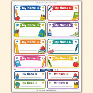Può includere: Un foglio stampabile di dieci etichette rettangolari con linee di taglio tratteggiate. Ogni etichetta presenta il testo My Name Is, una riga vuota per scrivere e illustrazioni colorate a tema scolastico come matite e mele.