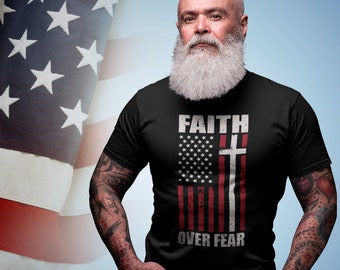 Camiseta cristiana "Fe sobre el miedo" con cruz y bandera estadounidense