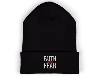 Faith Over Fear Rote Buchstaben Strickmütze