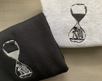 Zandloper skelet, halloween geborduurde ronde hals, geborduurd sweatshirt, halloween skelet trui,