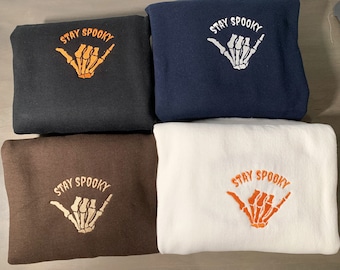 Blijf spookachtig geborduurde ronde hals, skelet geborduurde trui, Spooky Szn, Spooky Season Sweatshirt, Halloween-kleding, gezellige trui