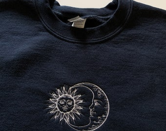 Suéter Sol y Luna, astrología, suéter bordado, cuello redondo, sudadera de gran tamaño, regalo para, línea fina, sudadera bordada,