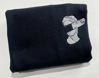 Geborduurde ronde hals met standbeeld