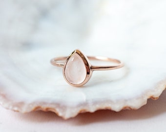Anello in quarzo rosa, oro rosa, anello boho, anello con pietra preziosa a forma di goccia, pietra portafortuna di maggio, forma a pera, anello in oro rosa per donna, regalo per lei