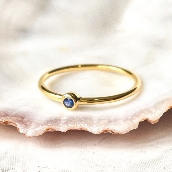 Saphir Ring, September Geburtsstein, Kleiner Edelstein Ring, Vergoldete Ringe, Zierlicher Ring, Minimalistische Ringe, Stapelringe Gold