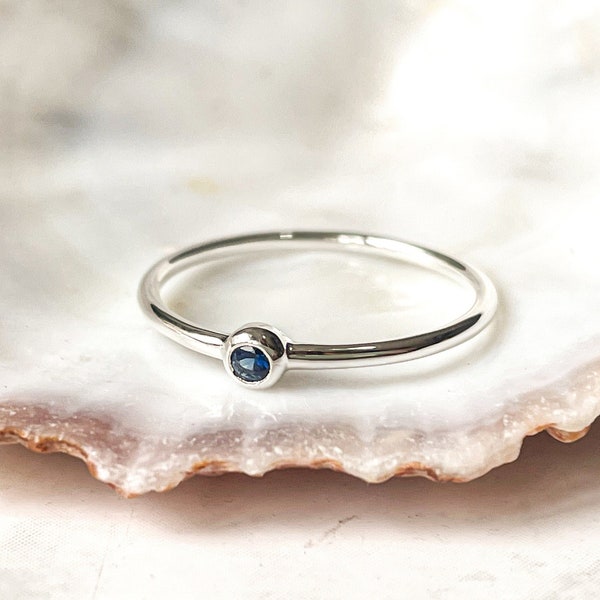 Saphir Ring, September Geburtsstein, Kleiner Edelstein Ring, Recyceltes Silber, Zierlicher Ring, Minimalistische Ringe, Stapelringe Silber