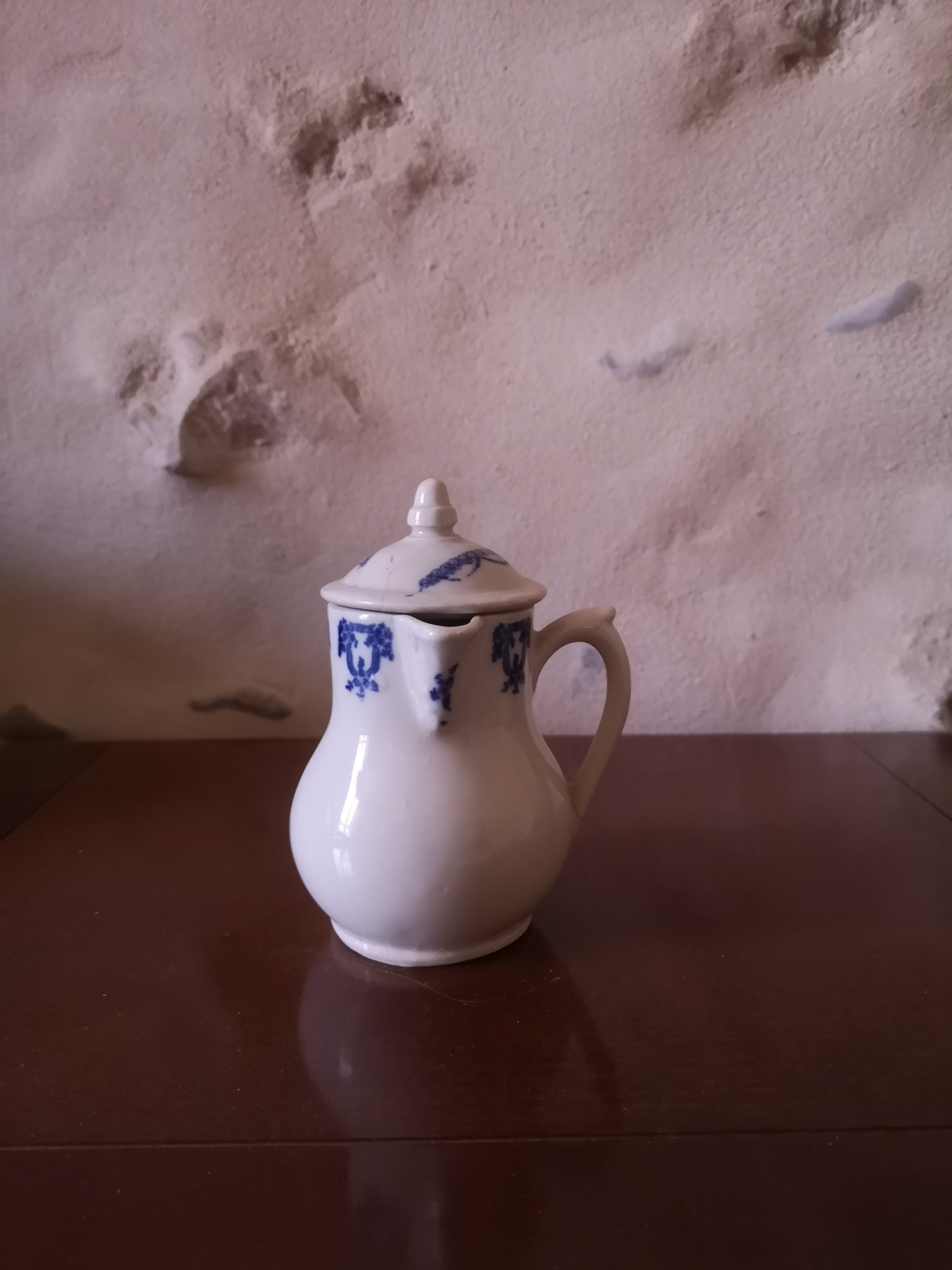 Petit Pot à Lait en Porcelaine