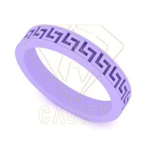 Puede incluir: Un anillo de silicona lavanda con un diseño de llave griega.