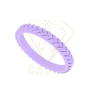 Puede incluir: Un anillo de color lila claro con un diseño trenzado. El anillo tiene un patrón repetitivo de formas de hojas alrededor de la banda. El anillo es de color liso y está sobre un fondo blanco.