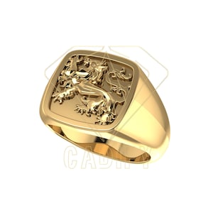 Puede incluir: Anillo de sello dorado con un relieve detallado de un león rampante dentro de un bisel rectangular. El anillo tiene una banda pulida y brillante. El león está representado de perfil, con detalles finos. Joyería clásica.