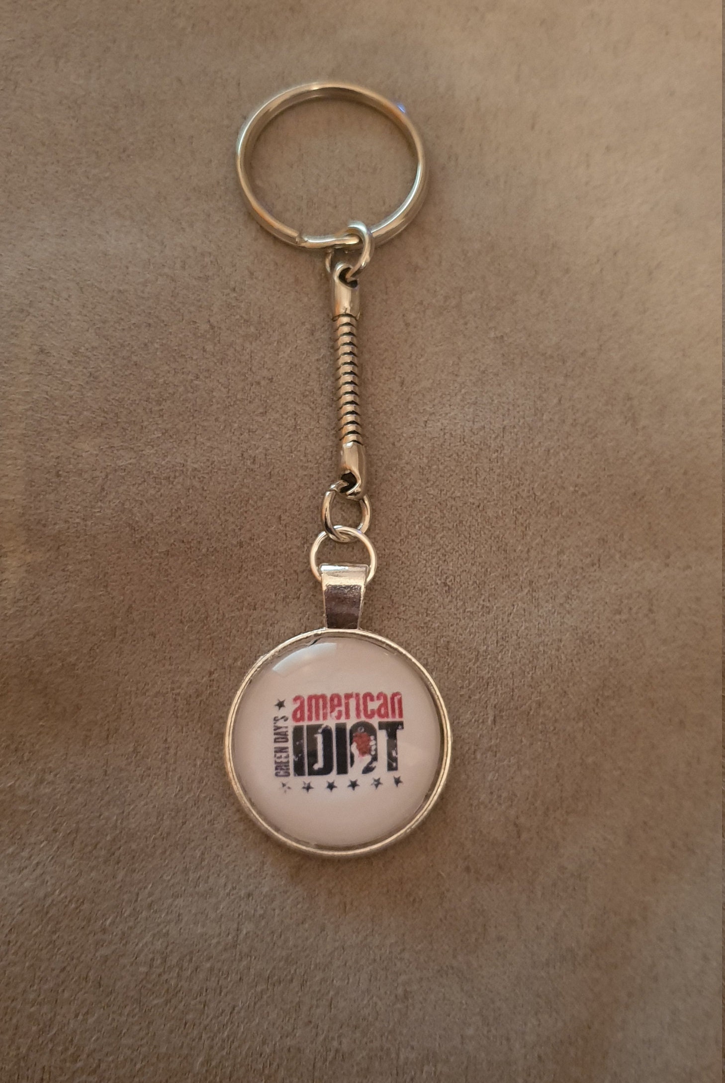 Ein 25 mm großer American Idiot Dome-Schlüsselanhänger