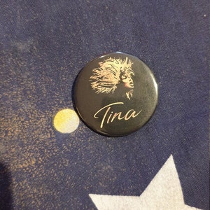 Een Tina the Musical-badge van 38 mm