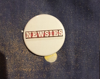 Ein 38 mm Newsies-Abzeichen