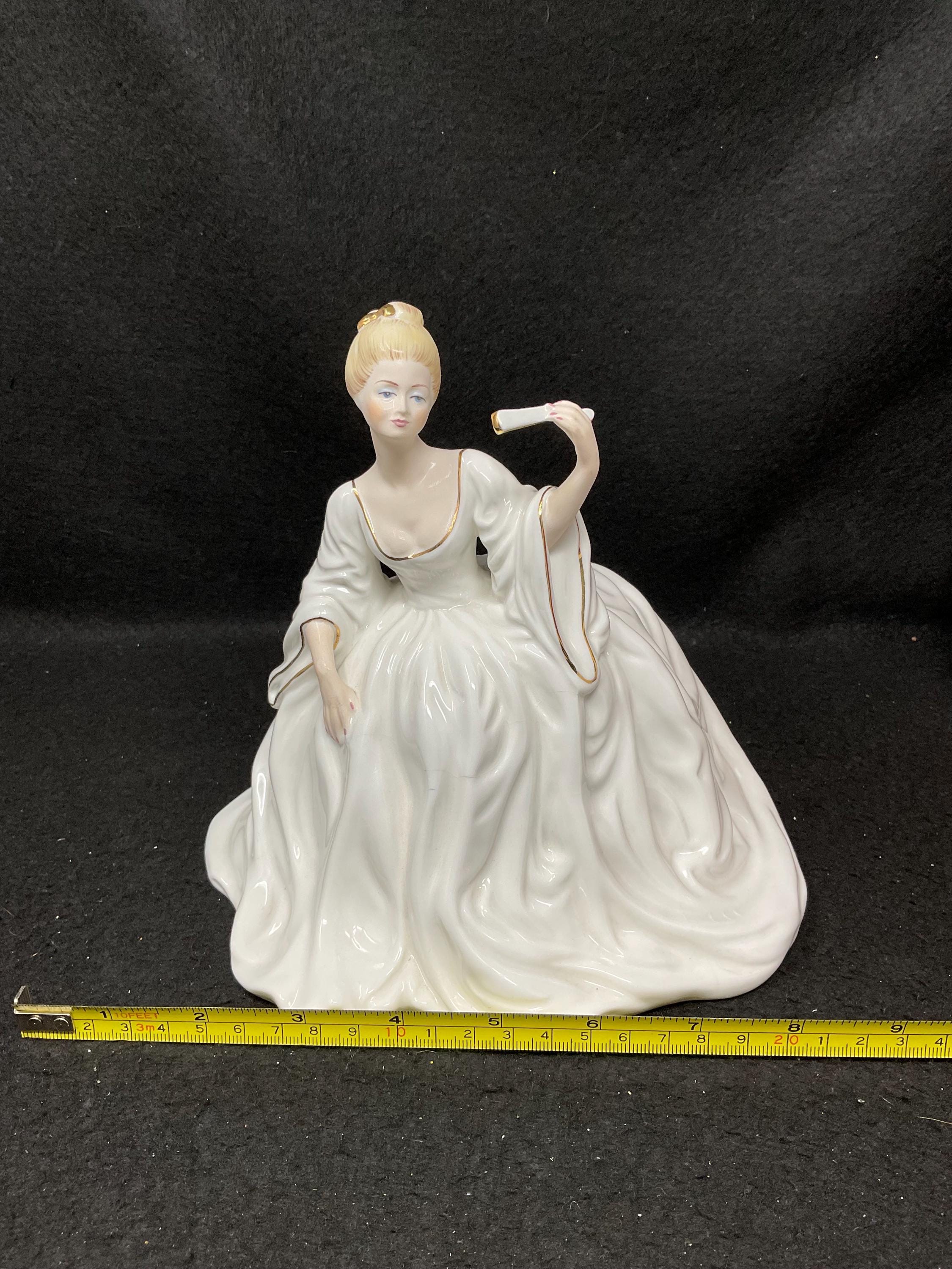 the Fashion of Ladies Vintage Fashion of Ladies 陶器人形 Veronica コールポート Ball Painted Hand Coalport Figurine 置物