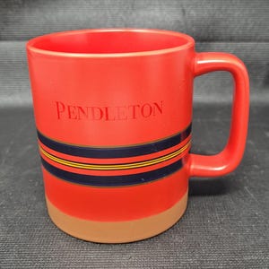 Può includere: Un set di tre tazze in ceramica con finitura opaca e macchiettata. Le tazze sono nei toni del crema, grigio chiaro e grigio scuro. Ogni tazza ha un design semplice e minimalista.