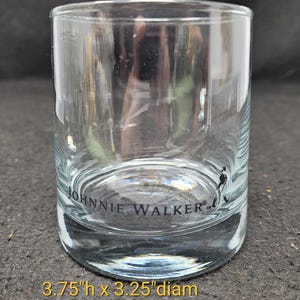 Pu&ograve; includere: Un bicchiere di vetro trasparente con le parole "JOHNNIE WALKER" stampate sul fondo. Il bicchiere &egrave; alto 9,5 cm e ha un diametro di 8,3 cm.