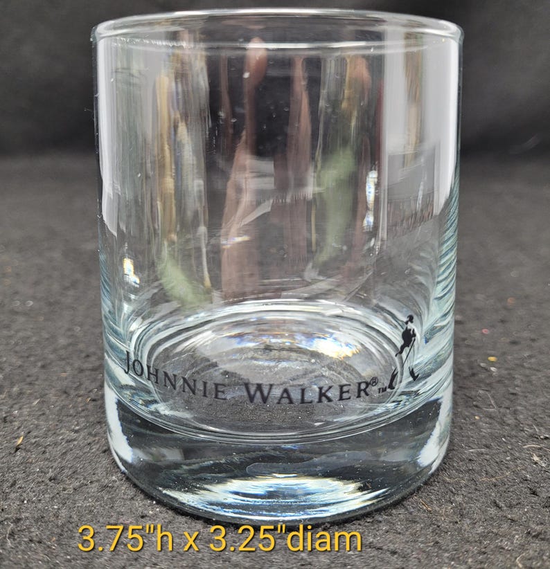 Pu&ograve; includere: Un bicchiere di vetro trasparente con le parole "JOHNNIE WALKER" stampate sul fondo. Il bicchiere &egrave; alto 9,5 cm e ha un diametro di 8,3 cm.