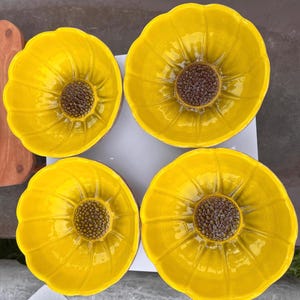 New Vintage California Pottery Sunflower  Yellow Flower Bowls Set of 4 Made in the USA P