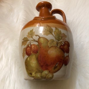 Rare carafe à whisky Donald Fisher Ye Monk's fabriquée à Édimbourg avec une poire, des noix et des feuilles peintes.