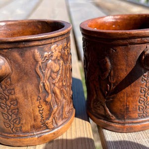 Tazze greche in terracotta sigillata con scene arcaiche, set di 2 pezzi, realizzate a mano in Grecia.