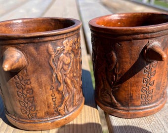 Tazze greche in terracotta sigillata con scene arcaiche, set di 2 pezzi, realizzate a mano in Grecia.