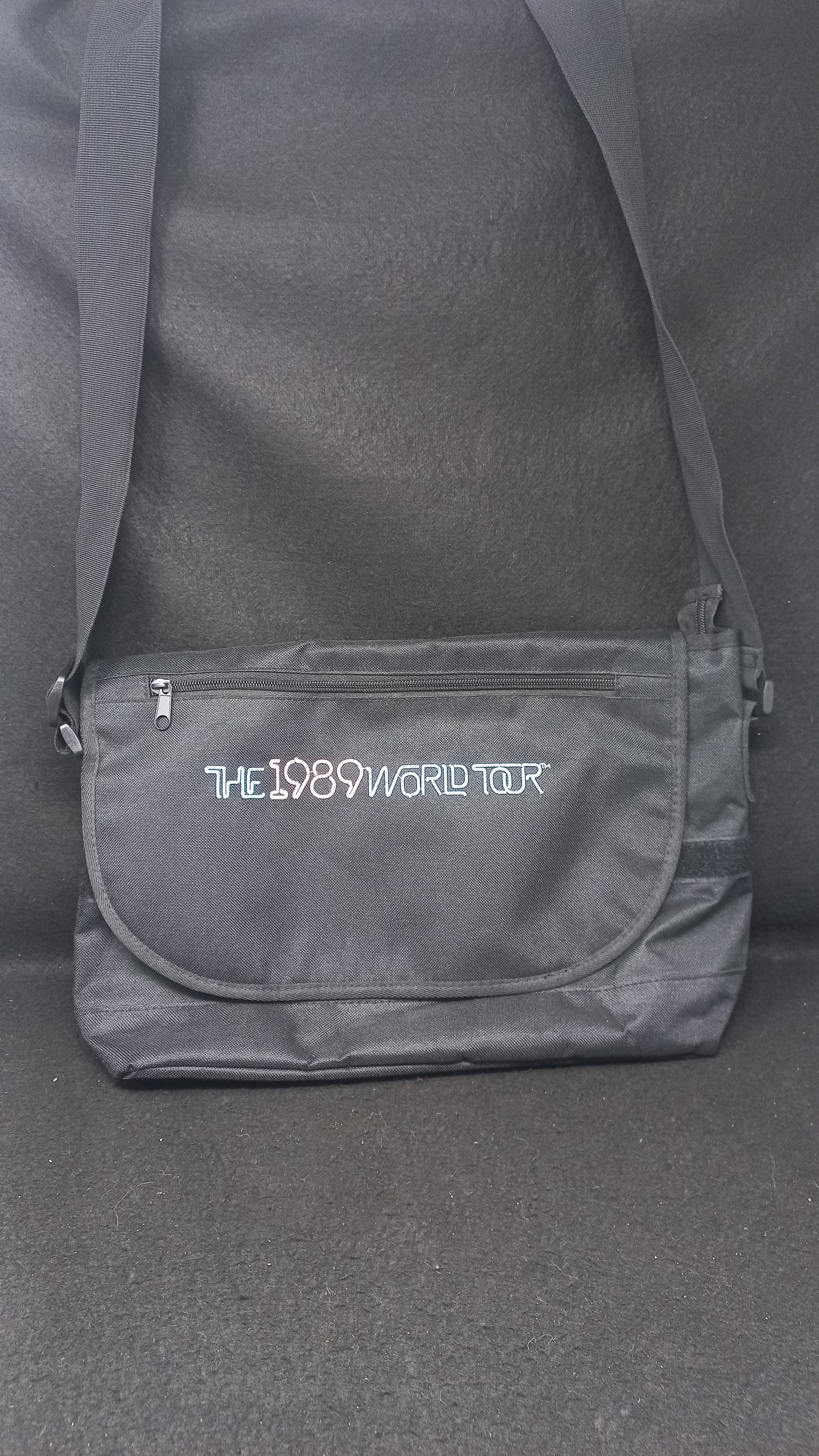 レア テイラースウィフト グッズ taylorswift 1989 バッグ Taylor Swift the 1989 World Tour Messenger Bag Official New. 0725