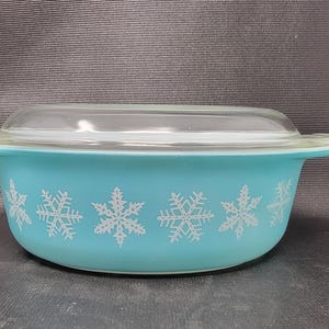 PYREX - BLUE SNOWFLAKE - Vintage Casserole with Lid  #43. S4