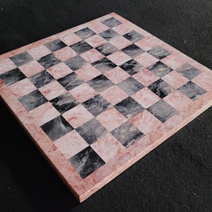 Marmorschackbräde i rosa och grått. F2