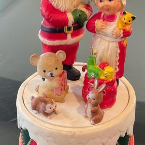 Vintage Santa Claus with Mrs. Claus Musical
