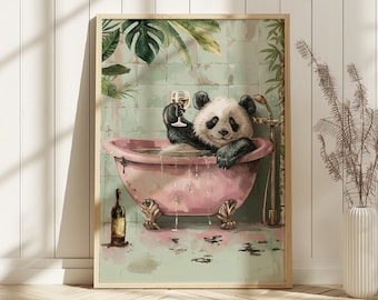 Op de afbeelding: Een ingelijste kunstdruk toont een panda in een roze badkuip met klauwpoten, die een glas wijn omhoog houdt. De panda is omringd door tropische planten en een fles wijn. De achtergrond is een lichtgroene betegelde muur.