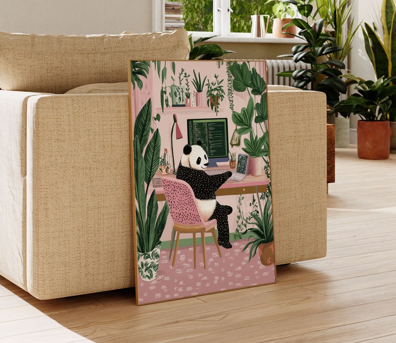 Op de afbeelding: Een zwart-witte pandabeer zit aan een bureau voor een computerscherm met groene planten en bloemen op de achtergrond. De panda draagt een roze stoel en heeft zijn poten op het toetsenbord. Het computerscherm toont code.