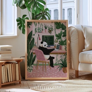 Op de afbeelding: Een ingelijste illustratie van een pandabeer die aan een bureau zit met een computer, omringd door planten. De panda zit op een roze stoel en het computerscherm toont code. De illustratie is geplaatst tegen een roze achtergrond met groene planten.