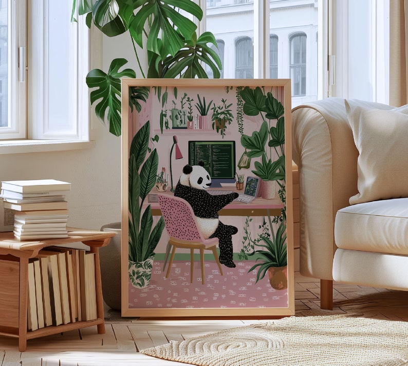 Op de afbeelding: Een ingelijste illustratie van een pandabeer die aan een bureau zit met een computer, omringd door planten. De panda zit op een roze stoel en het computerscherm toont code. De illustratie is geplaatst tegen een roze achtergrond met groene planten.