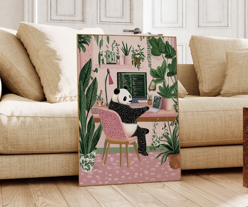 Op de afbeelding: Een digitale illustratie van een pandabeer die aan een bureau zit in een roze kamer met groene planten. De panda draagt een zwart-wit shirt en typt op een computer. Het computerscherm toont code. De kamer is versierd met planten en een roze tapijt.