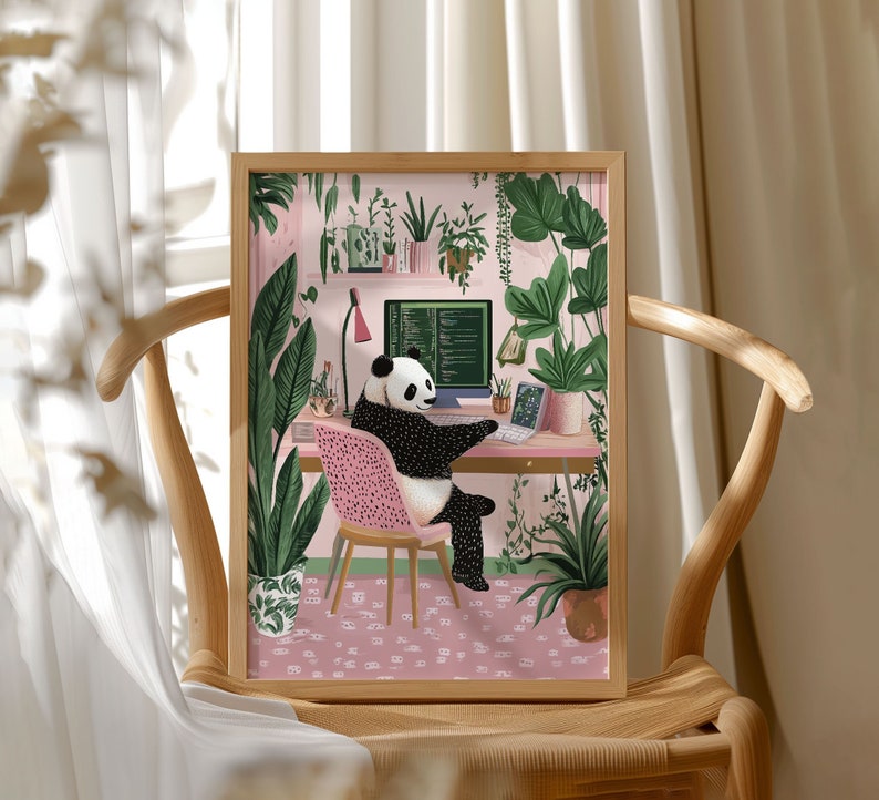 Op de afbeelding: Een ingelijste illustratie van een pandabeer die aan een bureau zit met een computer, omringd door planten. De panda draagt een zwart-witte vacht en heeft een roze stoel. Het computerscherm toont code.