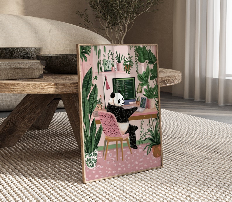 Op de afbeelding: Een ingelijste illustratie van een pandabeer die aan een bureau zit met een computer, omringd door planten. De panda draagt een zwart-witte vacht en heeft een roze stoel. Het computerscherm toont code.