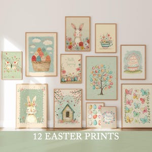 Op de afbeelding: Een verzameling van 12 ingelijste paasprints. De prints bevatten pastelkleuren en illustraties met lentethema's, waaronder konijntjes, eieren, vlinders en bloemmotieven. De prints worden op een witte muur weergegeven.
