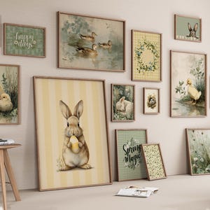 Op de afbeelding: Een verzameling ingelijste kunstprints met een lentethema. De kunstwerken bevatten afbeeldingen van eenden, konijnen, kuikens en bloemenkransen. Het kleurenpalet is zacht, met pasteltinten en een vintage esthetiek.