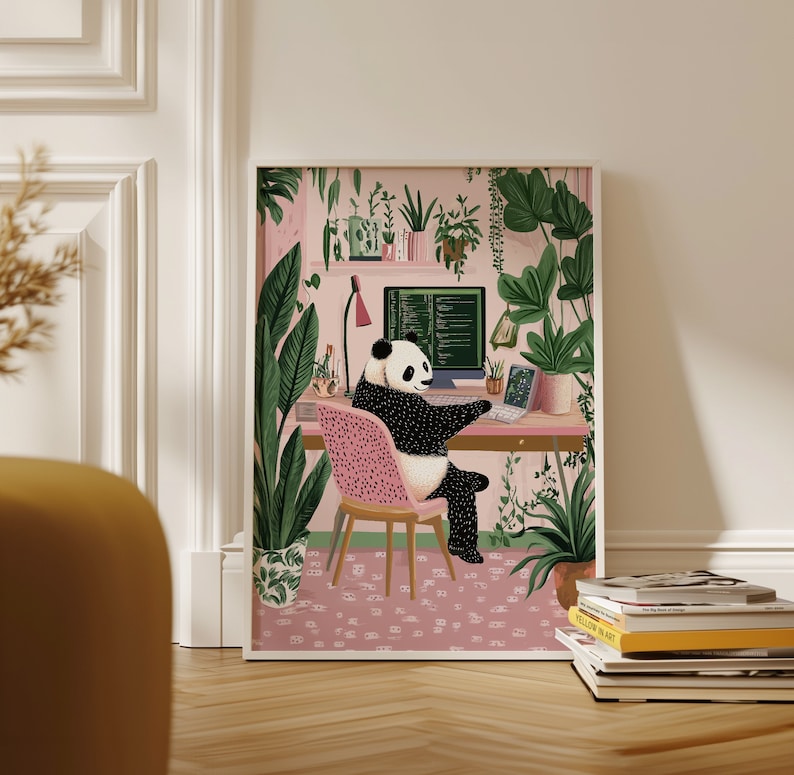 Op de afbeelding: Een zwart-witte pandabeer zit aan een bureau voor een computerscherm met code die erop wordt weergegeven. De panda zit op een roze stoel en er zijn planten op de achtergrond. De kamer is ingericht in een roze en groene kleurstelling.